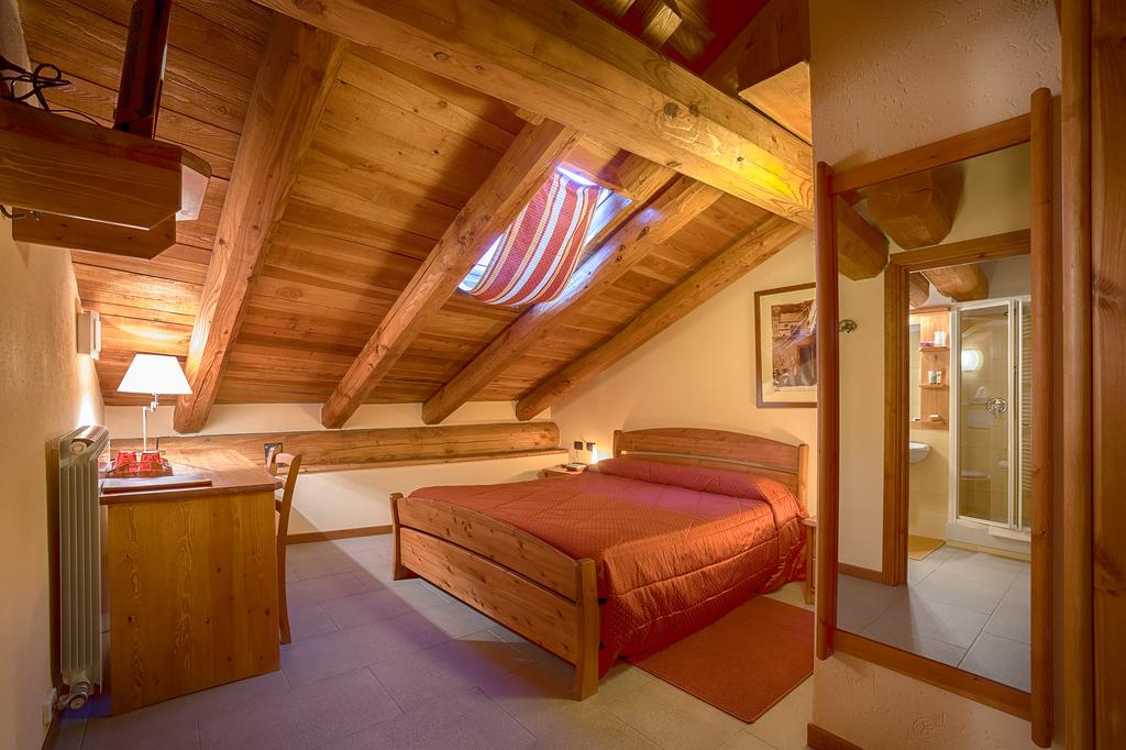 Hotel Chalet Faure,  Sauze d'Oulx, Bedroom photograph